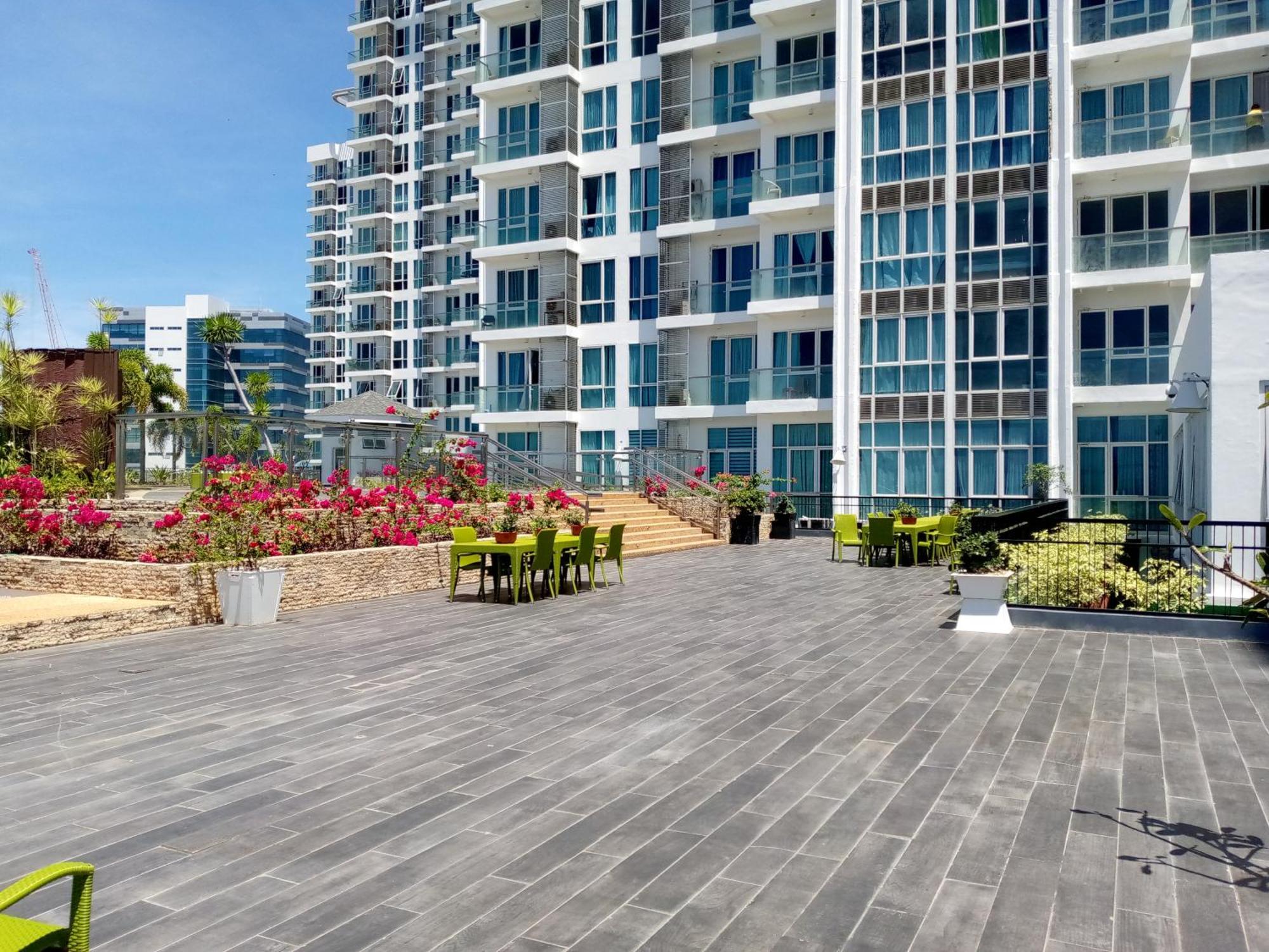 Mactan Newtown 8 Boulevard Deluxe Punta Engaño Exterior foto
